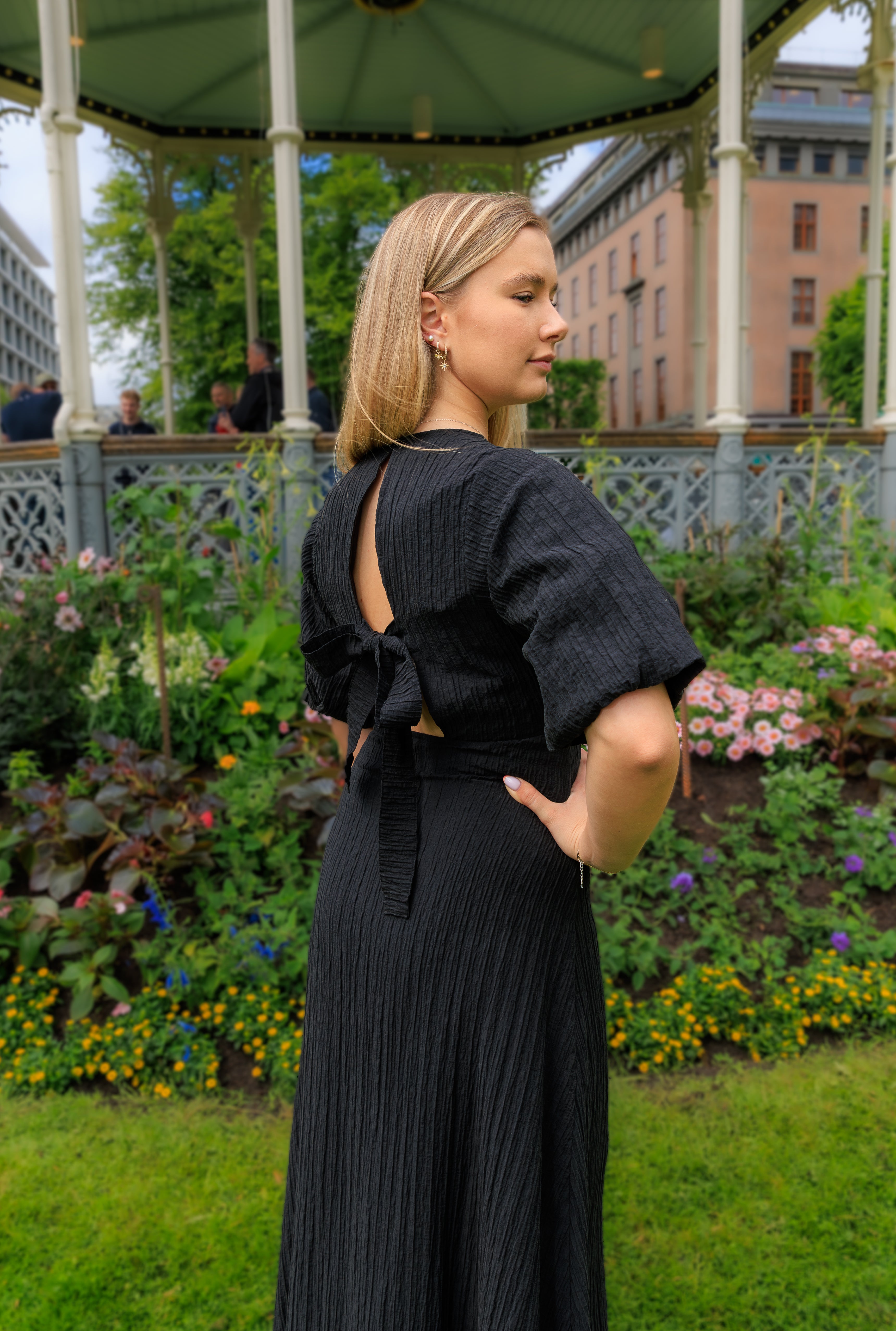 Maddie Midi Kjole - Black